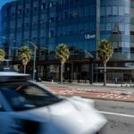 „Uber“ nori milijonus savo vairuotojų paversti jutiklių tinkleliu, skirtu savarankiškai